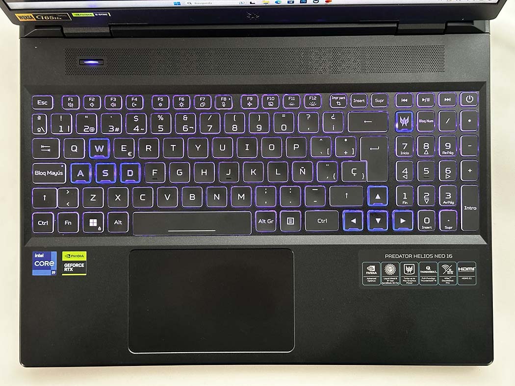 Acer Predator Helios Neo 16 Techandising teclado vista superior